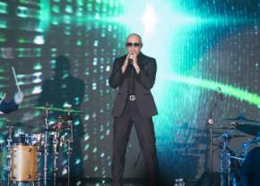 Pitbull performed at a benefit for the Feinstein Institute for Medical Research.