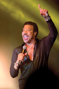 Grammy-award-winning singer-songwriter Lionel Richie performed before nearly 1,000 attendees.